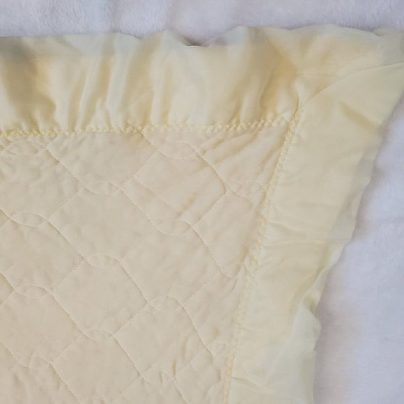 Vintage Quiltex? Light Pastel Yellow Quilted Baby Blanket‎ Nylon Binding READ - Picture 3 of 11